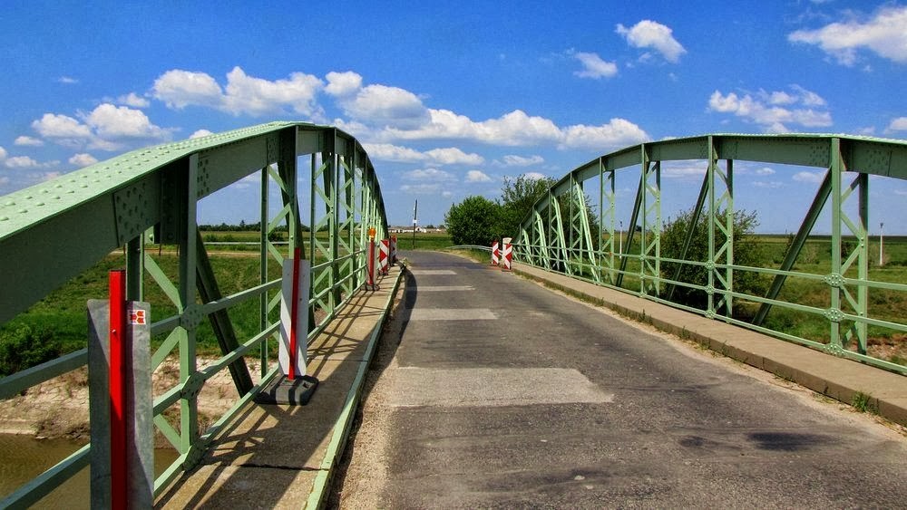 Megerősítették a régi hídfőt és a tartószerkezetet, kicserélték a teljes pályalemezt a Sió-hídon (fotó: teol.hu)