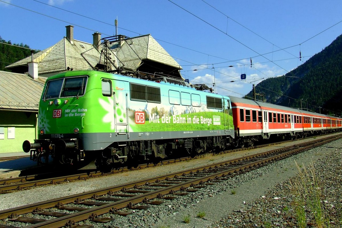 Németh Gábor felvételén a DB egyik 111-es sorozatú mozdonya a vasutat népszerűsíti, oldalán a felirattal: Vasúton a hegyekbe!<br/>A képre kattintva galéria nyílik az olvasók képeiből.