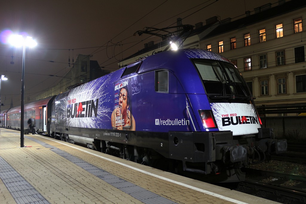 Az új werbelok a bécsi Westbahnhofra érkezett épp Zürichből, hogy irányváltás után Budapest-Keleti felé folytathassa útját<br>(fotó: Berky Dénes)