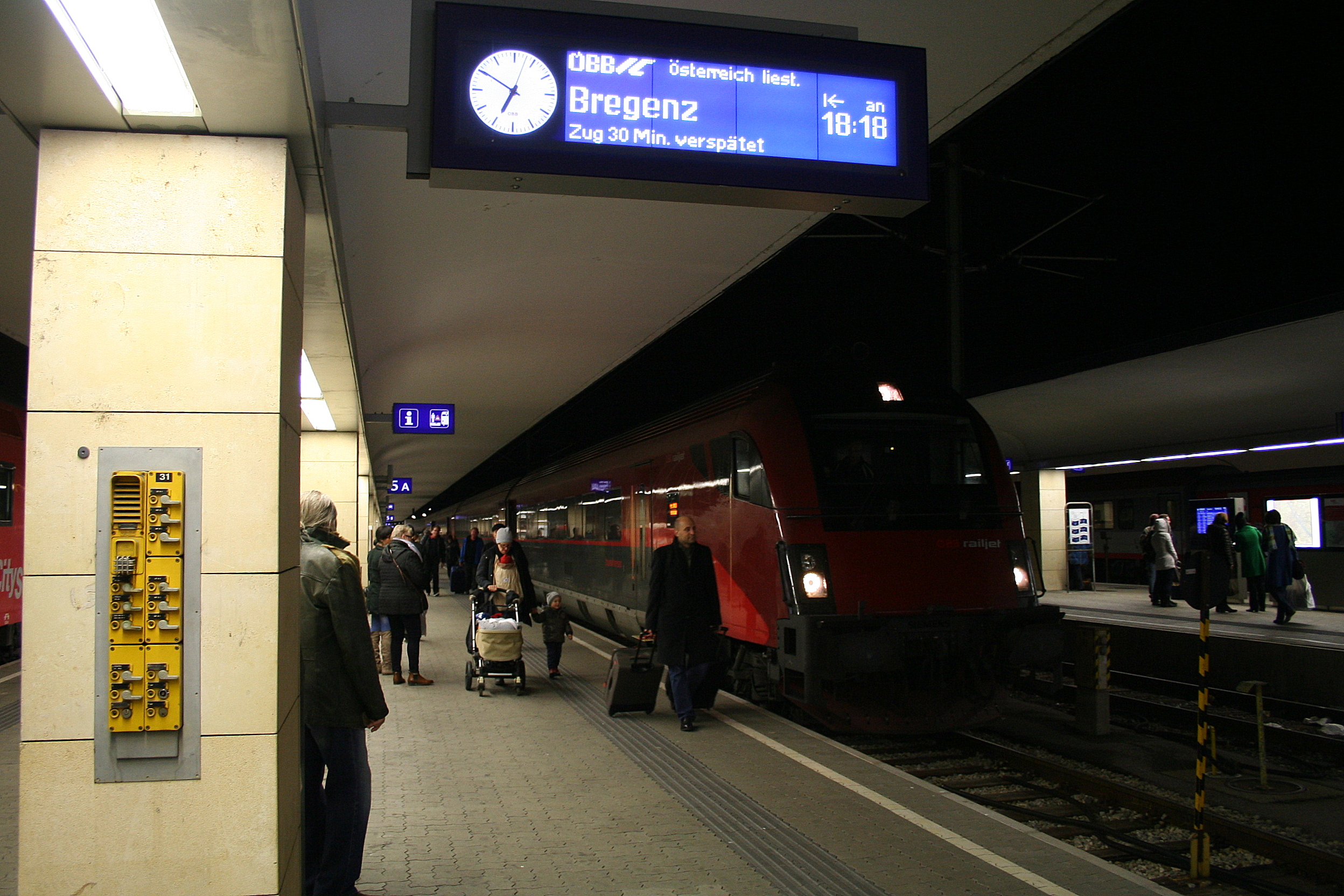A Bregenz felől érkező ÖBB intercity egy Railjet szerelvény képében érkezett fél óra késéssel<br>fotók: Berky Dénes