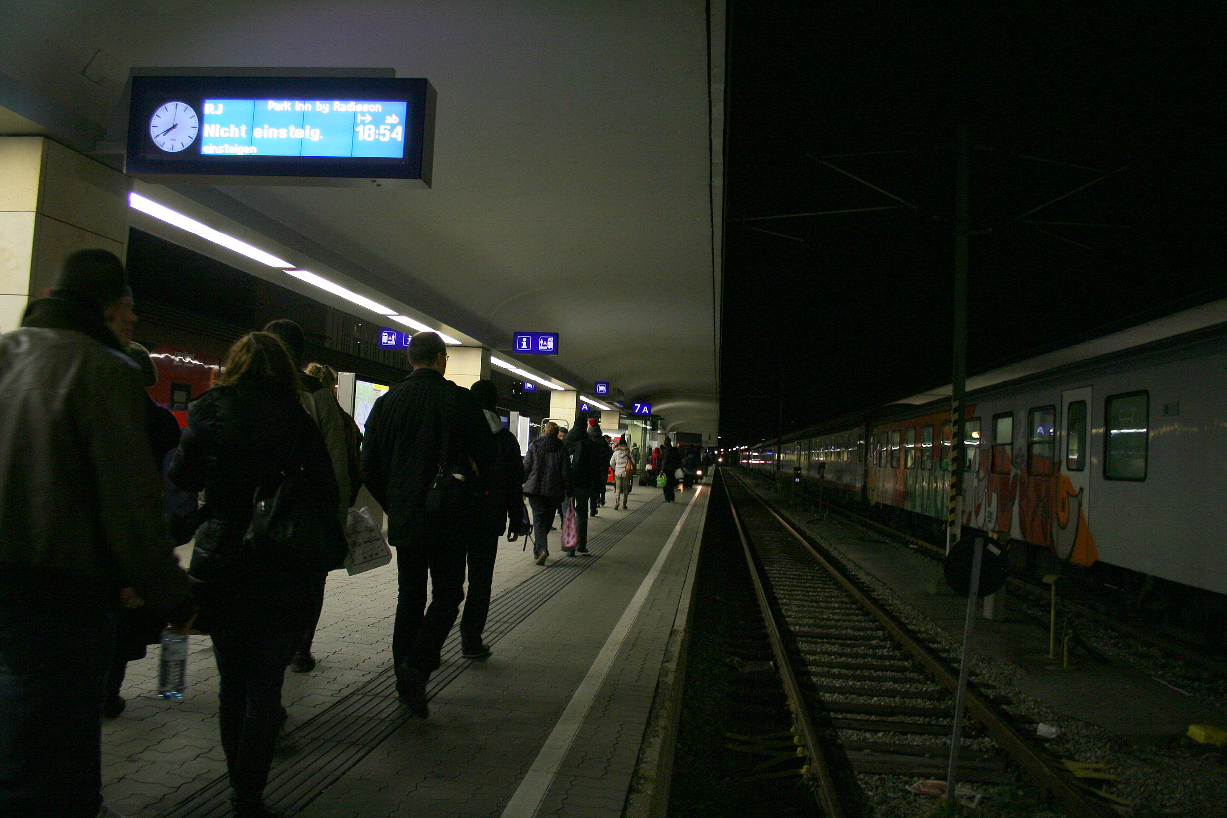 Magyarok tömege érkezett az advent első hétvégéjén Bécsbe, akik mind az utolsó Railjettel szerettek volna hazajutni, egy óra késést kellett elviselniük. Itt már pár percen belül megérkezett a vonat, oda igyekszik az utazóközönség