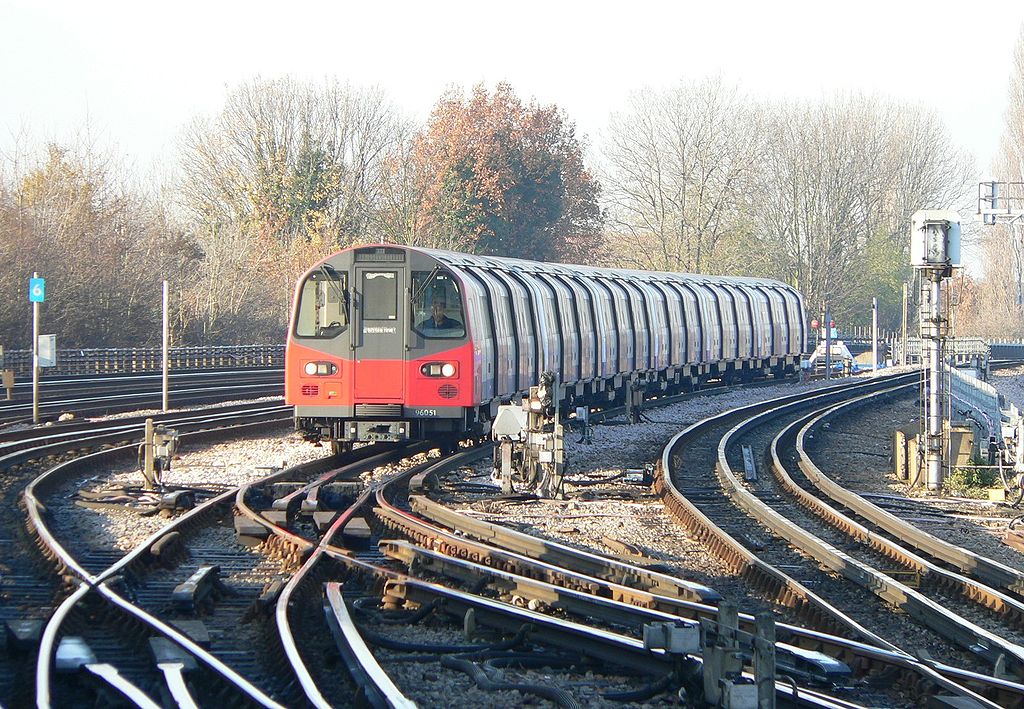 1996 stock érkezik a Wembley Park állomásra a Jubilee line-on