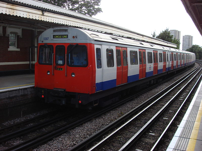 C stock szerelvény a Circle Line Ladbroke Grove állomásán