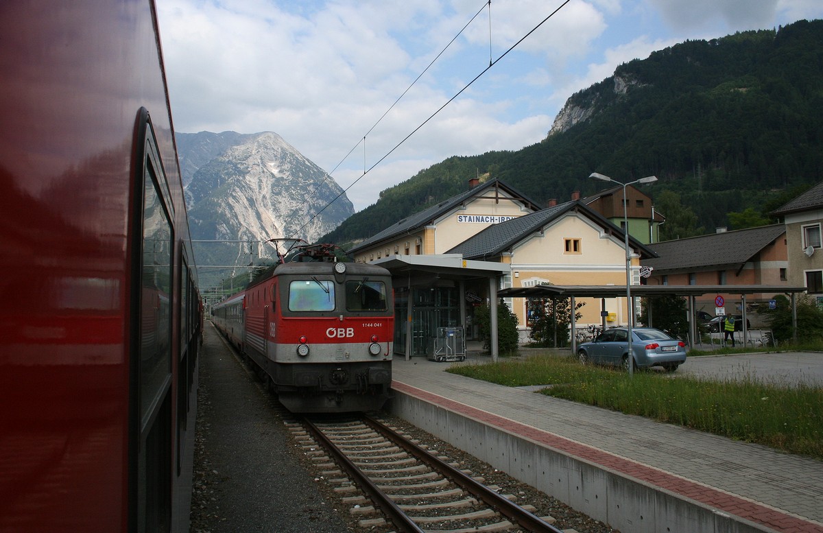 Hamarosan indul a vonatom a Salzkammergutbahnra, az első vágányon a Grazból érkező IC