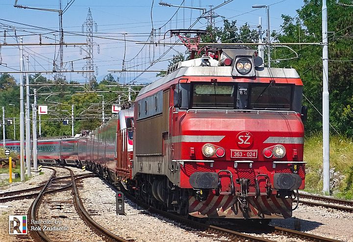 A 363 024-es Alstom mozdony vontatja át Divača-állomáson a hideg Frecciargento ETR 485 031-est augusztus 20-án (képek forrása: railcolornews.com)