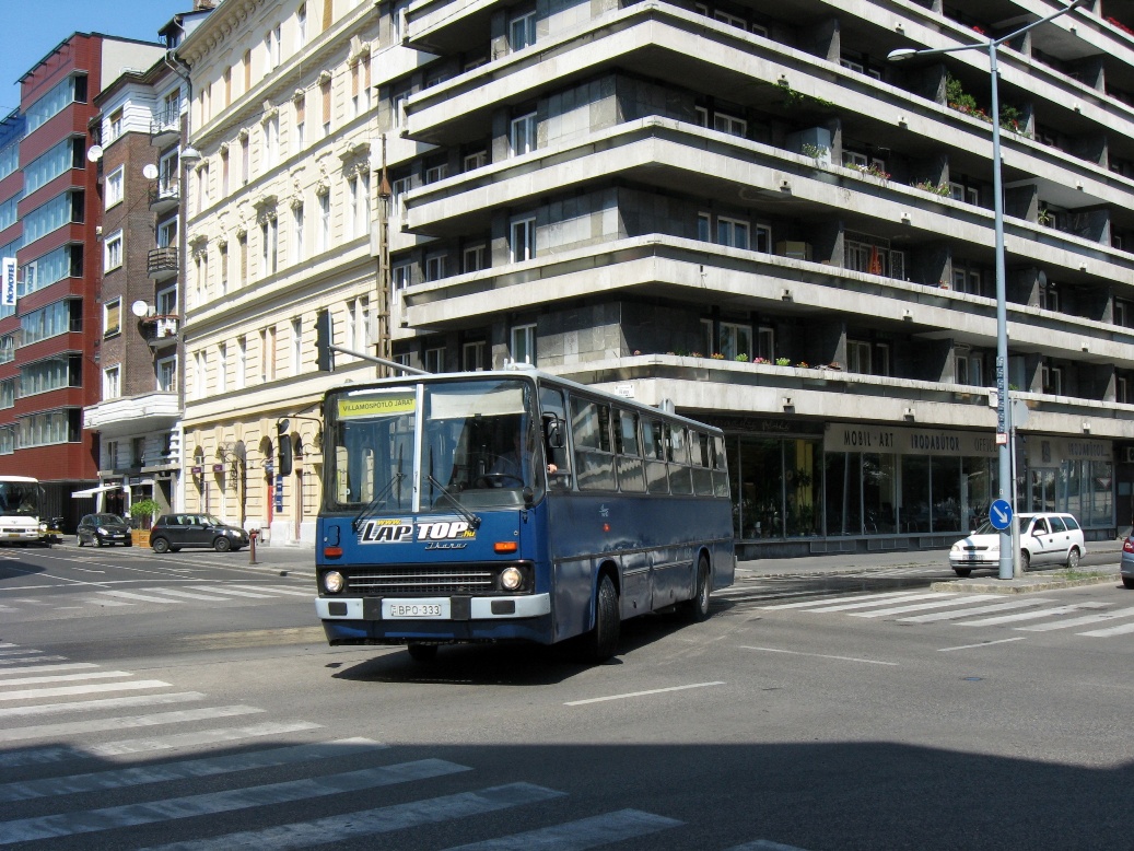 Csalogány utca–Fő utca kereszteződés az Ikarus 260-assal képviselt villamospótlóval