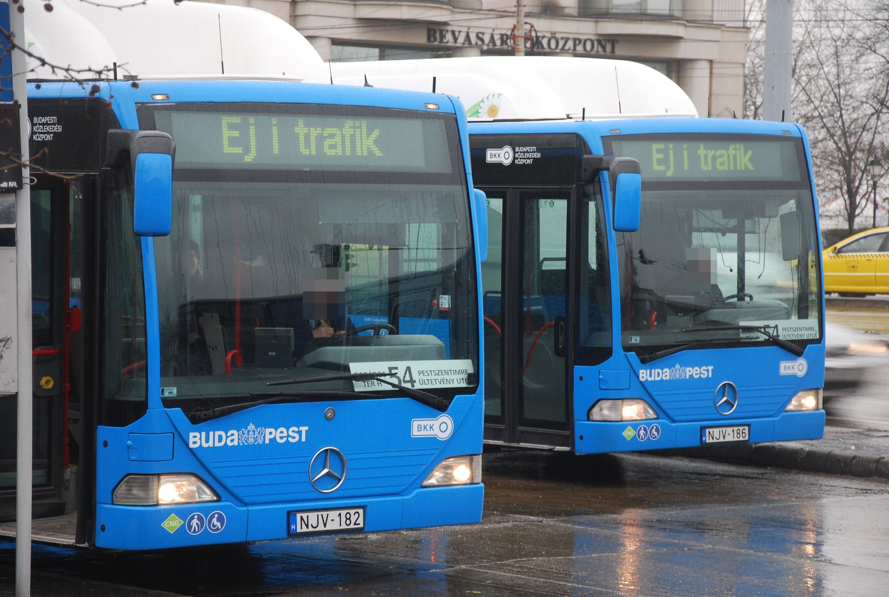A hétvégente szóló buszokkal kiadott 54-es járatra is jutott kettő gázos az első hétvégén. A képre kattintva galéria nyílik (a szerző felvételei)