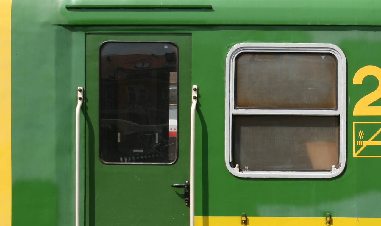 A kocsi ajtaja, és az oldalfal is többféle zöld színben mutatkozik
