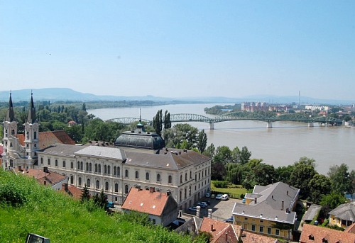 A magas vízállású Közép-Duna Esztergomnál 2010. június 9-én<br>(fotó: Joó Ferenc)<br>A képre kattintva galériánk nyílik meg