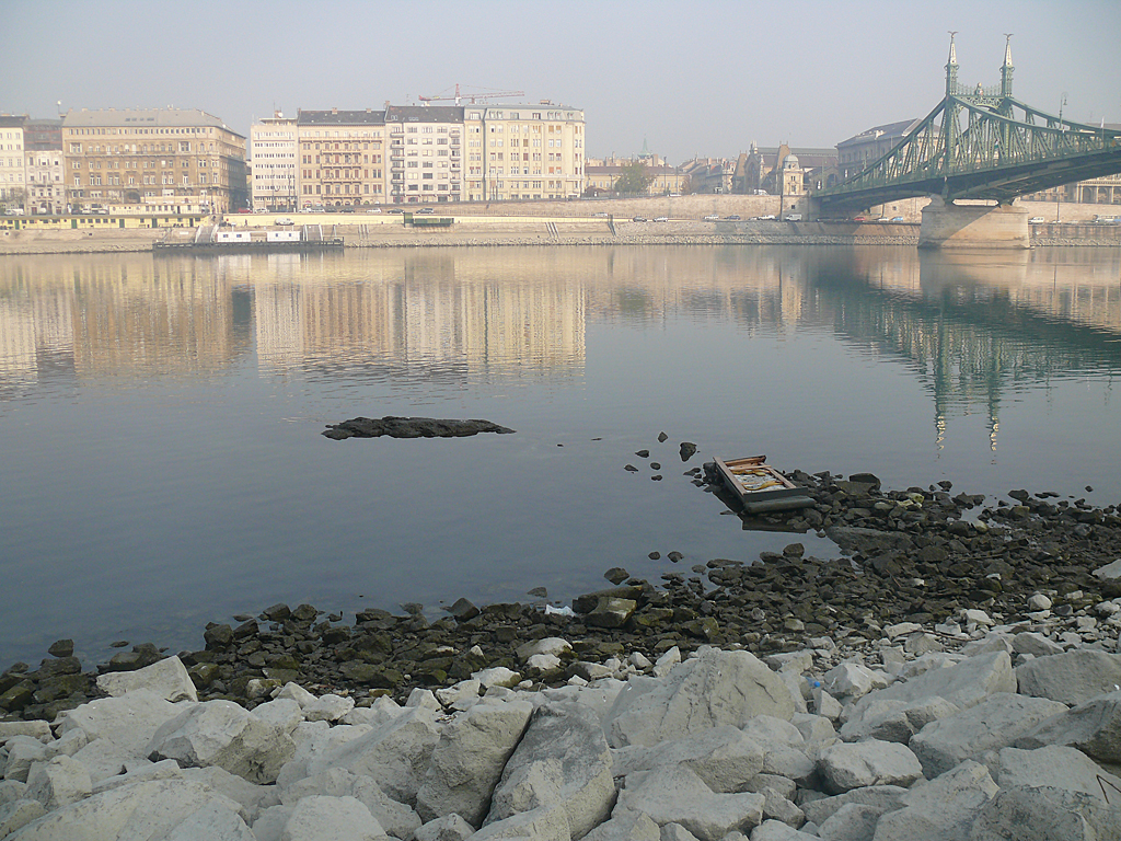 A nevezetes Ínség-szikla a Szabadság híd közelében<br>(fotó: Kemsei Zoltán)