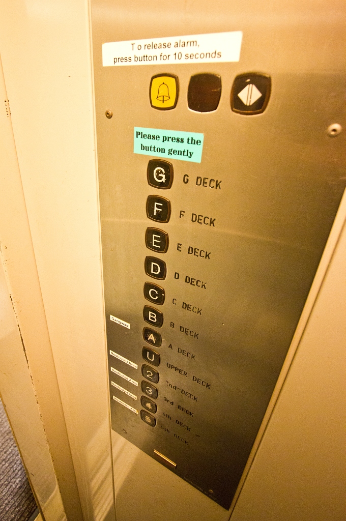 Nemcsak hosszú, magas is a hajó, a liftben 12 célállomás közül választhatunk