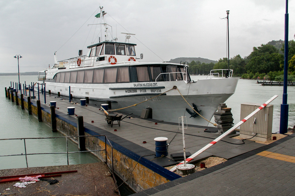 A Lelle nevű hajó várakozik Tihany kikötőjében június 24-én a még el nem készült móló mögött<br />(fotó: Tevan Imre)
