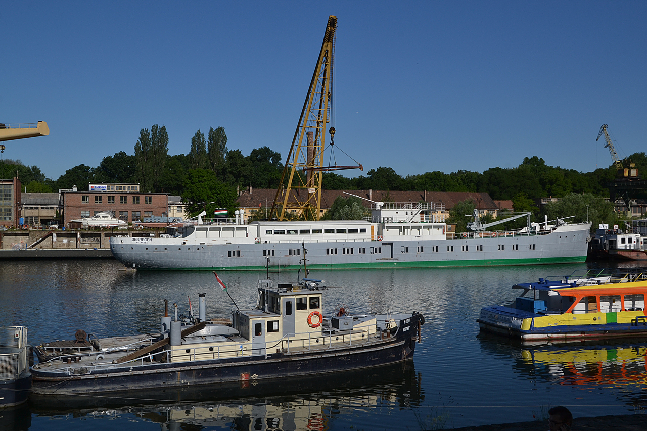 Tájkép az Újpesti-öbölből, háttérben az egyetlen megmaradt Duna-tengerjáró hajó, a Debrecen (ex Kassa). A képre kattintva galéria nyílik (a szerző felvételei)