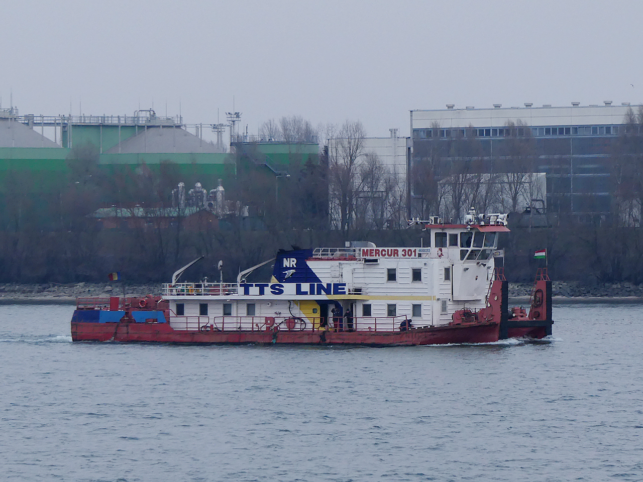 A TTS egyik tolóhajója a Római-partnál<br>(fotó: Kemsei Zoltán)