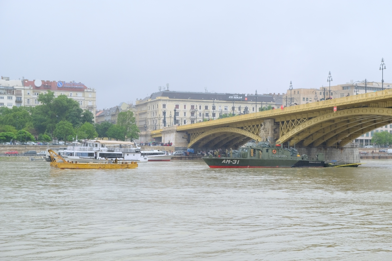 A Magyar Honvédség 1. Honvéd Tűzszerész és Hadihajós Ezred AM-31 Dunaújváros hajója is részt vesz az elsüllyedt turistahajó állapotának vizsgálatában a Margit hídnál. A képre kattintva Vörös Attila fotóiból készült galéria nyílik