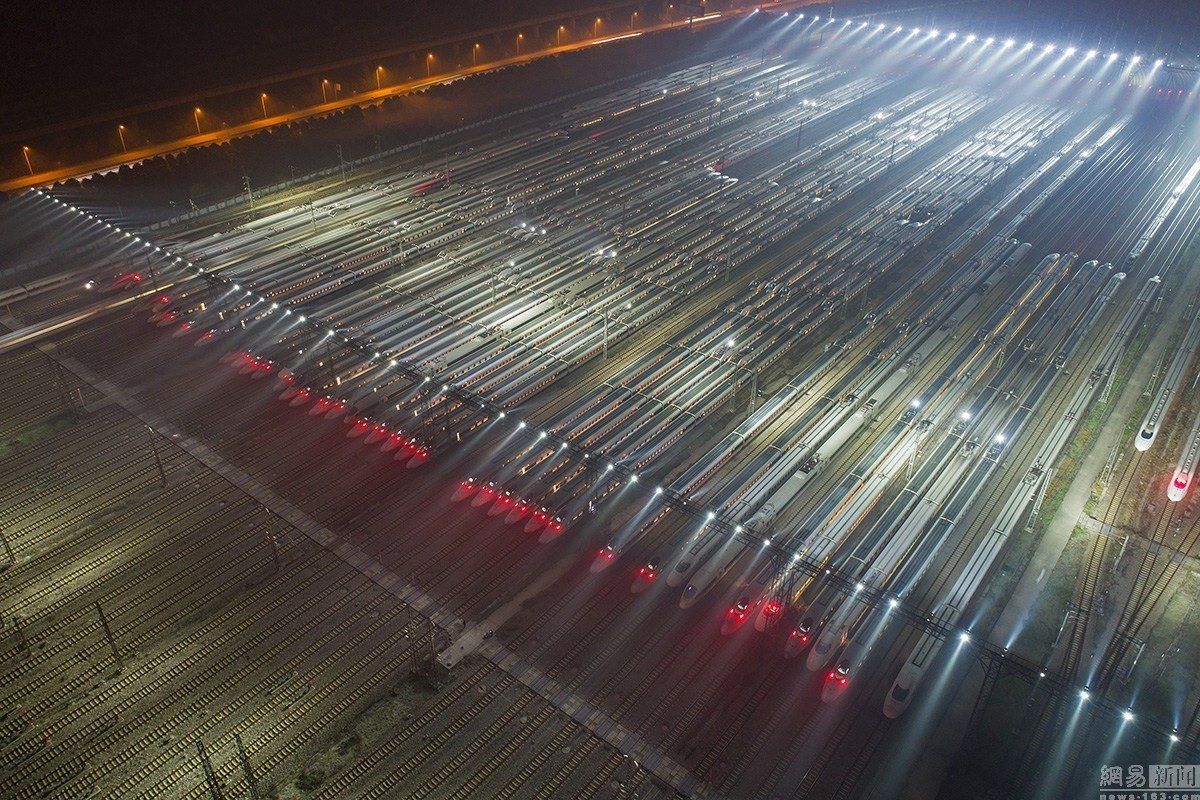 Hány motorvonatot tudnak összeszámolni a képeken? A képre kattintva galéria nyílik (fotók: Shanghaiist Facebook-oldala)
