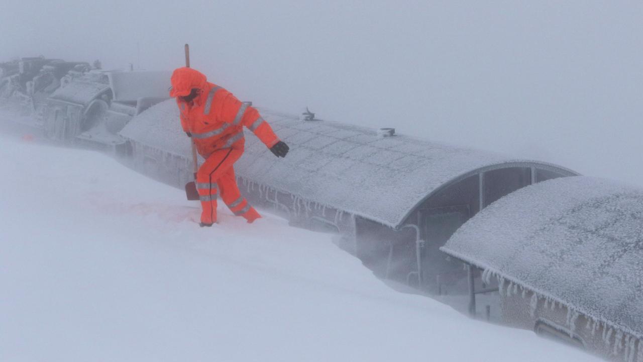 A hó a vagonok tetejéig ért ezer méteres magasságban (forrás: Nonstopnews)