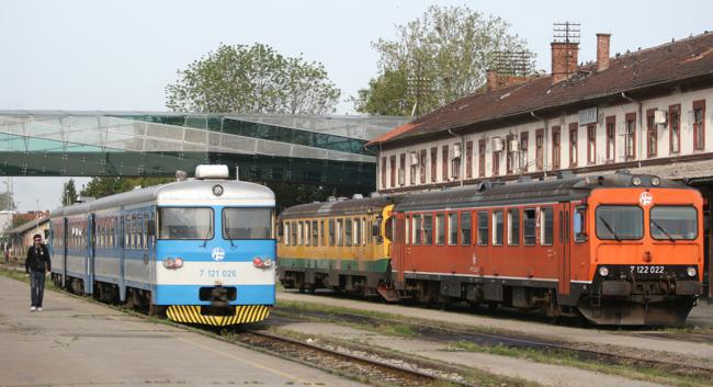 Az eszéki vasútállomás, romantikus, Pécsre közvetlenül el nem jutó gördülőállománnyal (forrás: glas-slavonije.hr)