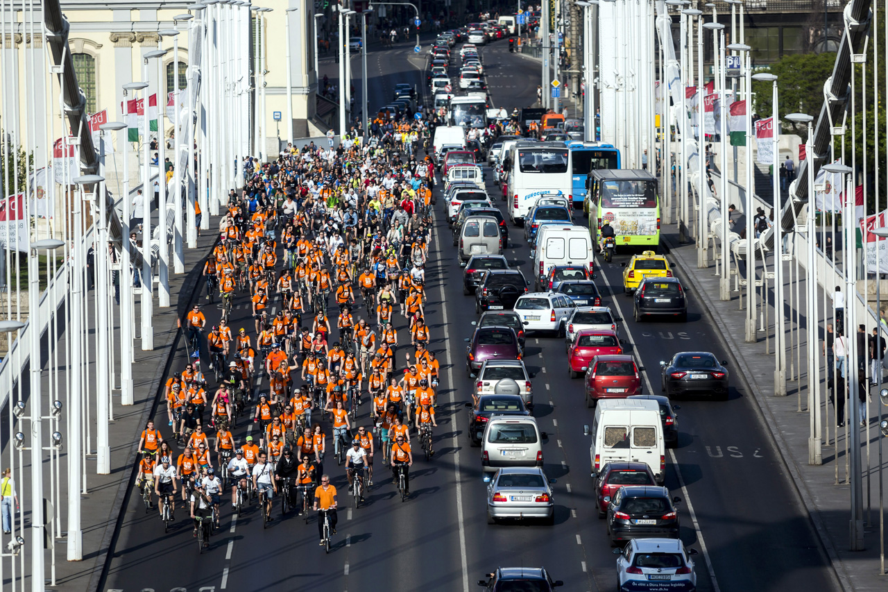 Az I Bike Budapest biciklis felvonulás résztvevői az Erzsébet hídon. A képre kattintva galéria nyílik (fotók: MTI/Mohai Balázs)