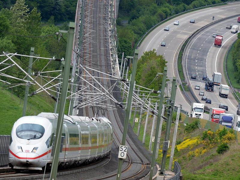 A nagysebességű vasutak és az autópályák gyakran közös folyosóban haladnak, ez a gazdaságos területhasználat mellett a vadvédelmet is megkönnyíti (kép forrása: antenneunna.de)