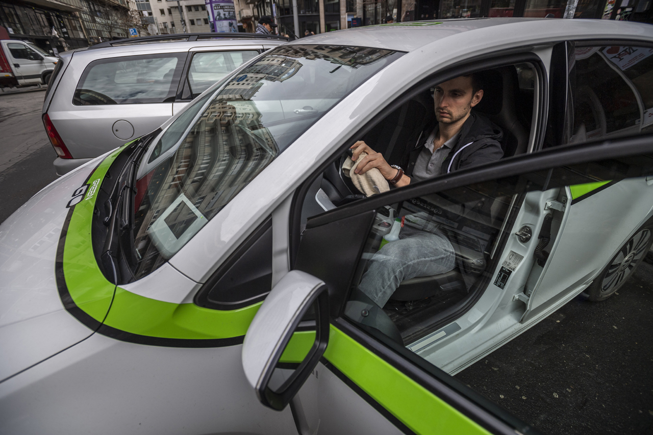A koronavírus elleni védekezés során GreenGo autómegosztó szolgáltatás autóit is fertőtlenítik (fotó: Mónus Márton/MTI)