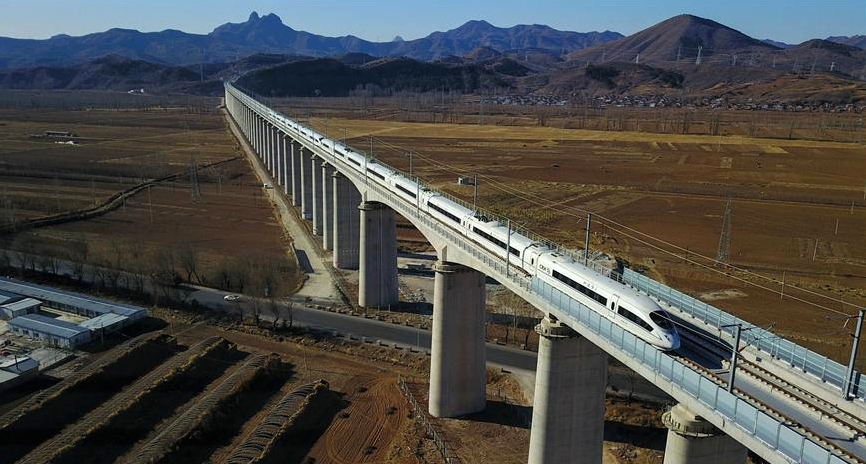 A Csengtö és Senjang között átadott félezer kilométeres vonal egyik viaduktja (forrás: news.cn)