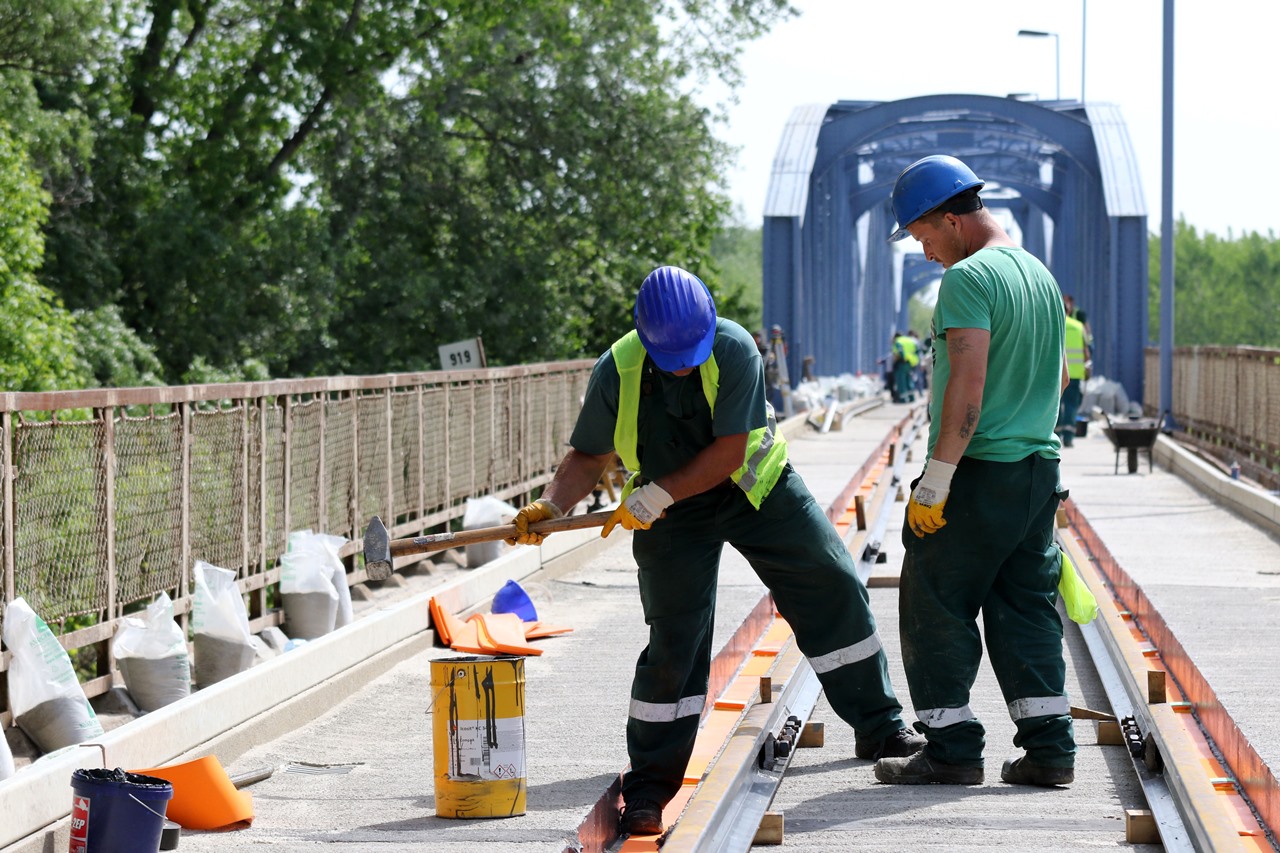 Munkások szerelik a vasúti sineket a kiskörei Tisza-hídon 2019. április 25-én, amelyen május 14-től lehet ismét közlekedni (fotó: MTI/Mészáros János)