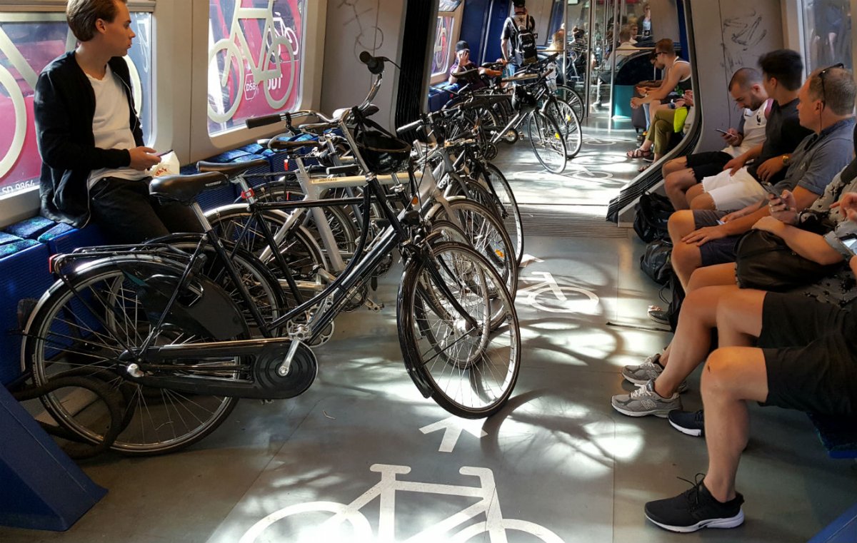 Ez a szörnyűséges jelenet Koppenhágában mindennapos eset: a kerékpárosok kiszorították a többséget az S-togból! Mivel eredendően deviánsok, nyilván a graffitik is nekik köszönhetőek (forrás: enorm-magazin.de)