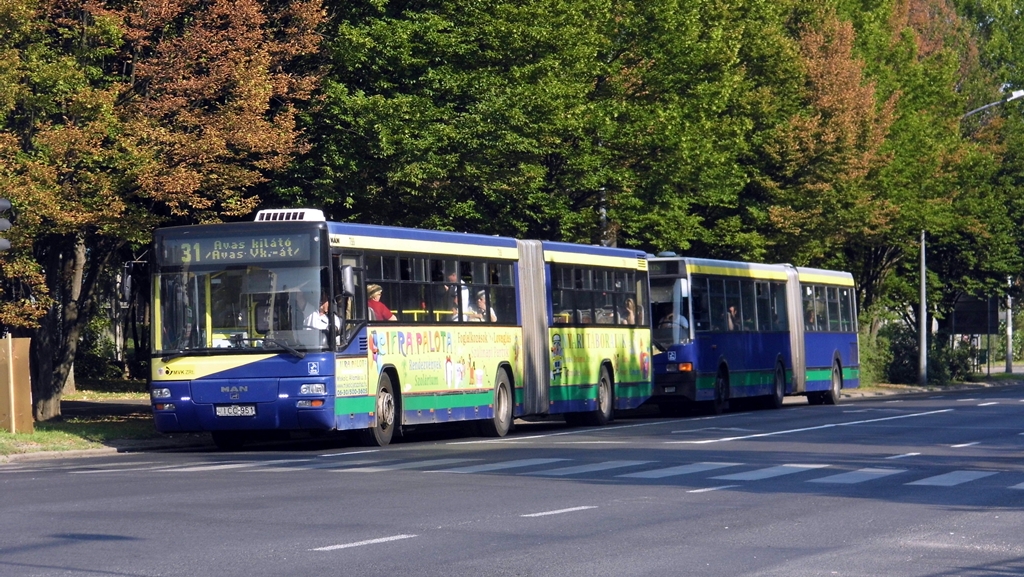 Miskolc közlekedési vállallata, az MVK Zrt. eladásra kínálta fel hatvanegy, kiöregedőben lévő buszát. Az új MAN-gázbuszok érkezésével 2016-ban szinte csak azokból és a közel tízéves Neoplan-csuklósokból áll majd a borsodi megyeszékhely buszflottája. Két búcsúzó járműtípus - MAN SG263 és Ikarus 435 - egymást követő egy-egy példányát kapta lencsevégre a szerző még szeptember első napján Miskolcon a Csabai kapunál