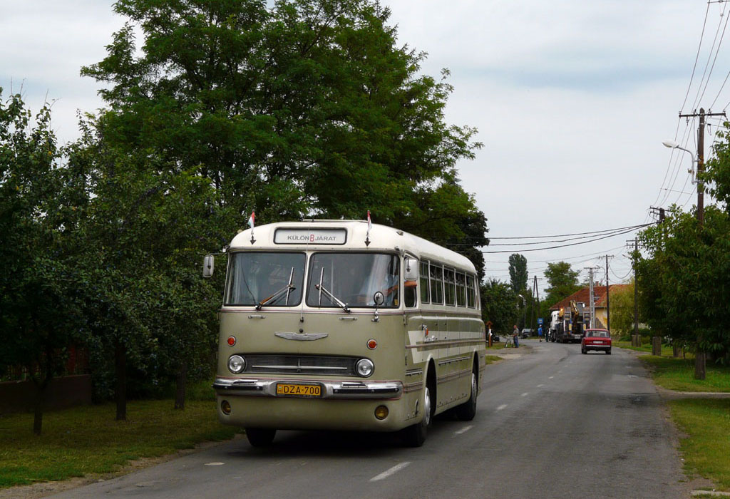 A közeli autóbusz-állomások sokasága után egy újabb falujárós rész következett, elsőként Csanytelekkel, ahol vidéki utcaképet lehetett készíteni a buszról