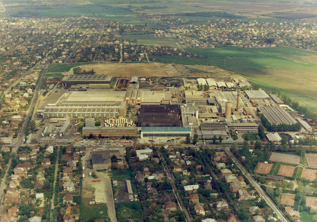 A Mátyásföldi gyár a 80-as évek elején. A jobb alsó sarokban látható az esemény színhelye az Ikarus sportpálya<br>(fotó: Istvánfi Péter gyűjtése)