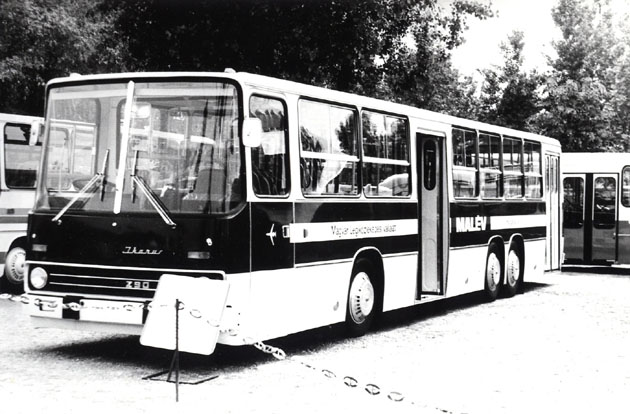 A speciális repülőtéri forgalomra kifejlesztett Ikarus 290-es.<br>A képre kattintva az 1977-es BNV autóbuszairól készült galériát tekinthetik meg