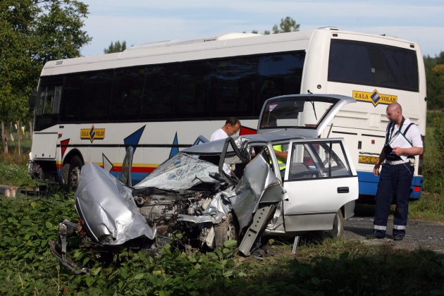 A személyautóból alaposan összetört, a busz megúszta karcolásokkal<br>(fotó: MTI/Varga György)