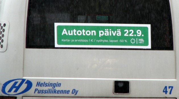 A plakáton lévő szöveg jelentése: egy euróért elveszi a kezed a kormányról, de értelmezhető úgy is, hogy kormányváltás egy euróért