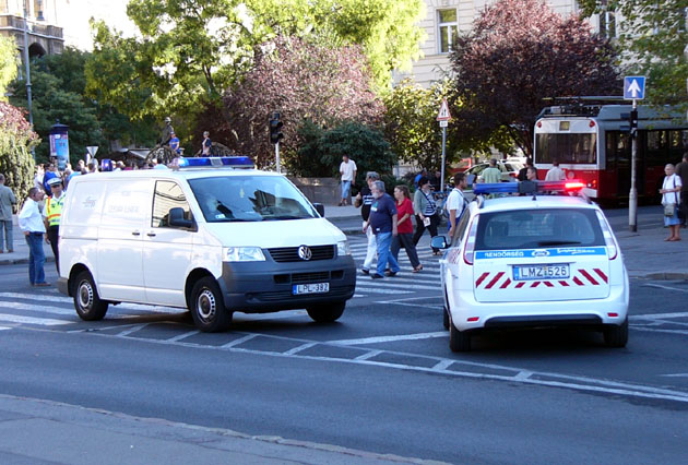 Egy belszolgálatos BKV VW Transporter és egy rendőrségi Ford Focus a Kossuth tér sarkán.<br>A képre kattintva a tüntetésen részt vett járművekről készült galériánkat tekinthetik meg.