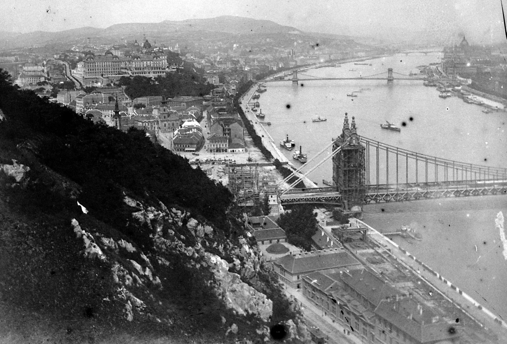 Az Erzsébet híd építése 1900 környékén<br/>A képre kattintva a hídról készült galériánkat tekinthetik meg<br/>(A képek forrása a Fortepan-archívum)