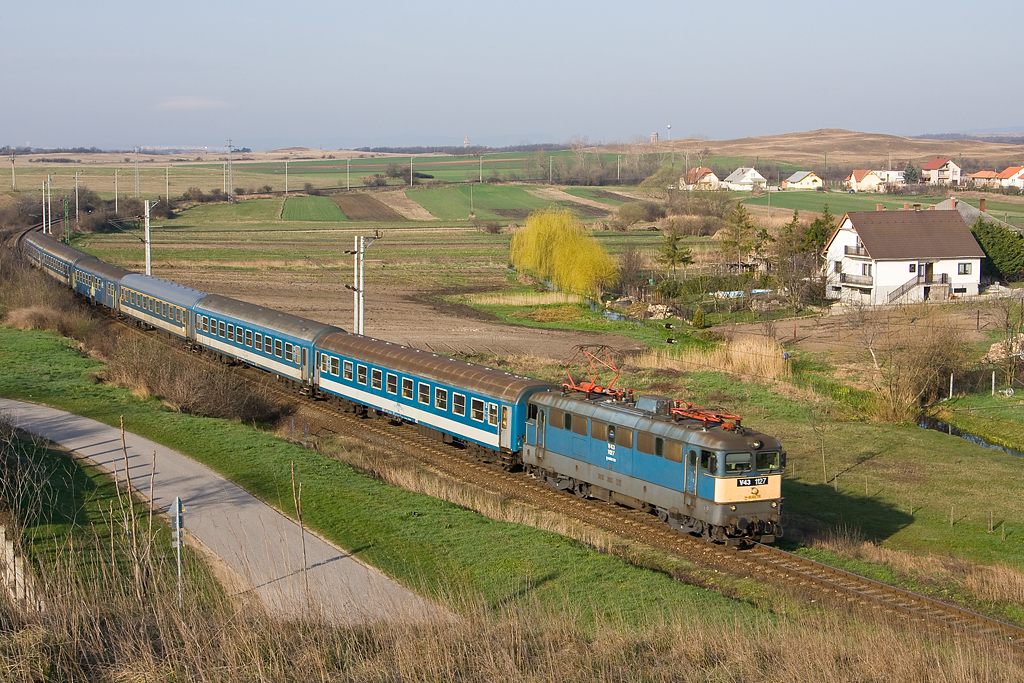 A MÁV egyik távolsági vonata <br>(fotó: Vörös Attila)