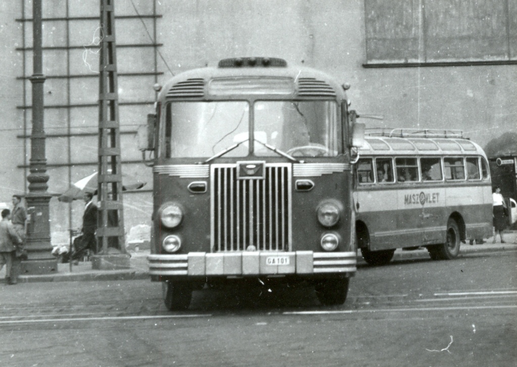 Maszovlet feliratos Ikarus A19-es és 30-as a Kálvin téren<br/>A képre kattintva a Malév autóbuszairól készült galériánkat tekinthetik meg<br/>(a külön nem jelölt felvételek a szerző gyűjteményéből származnak)