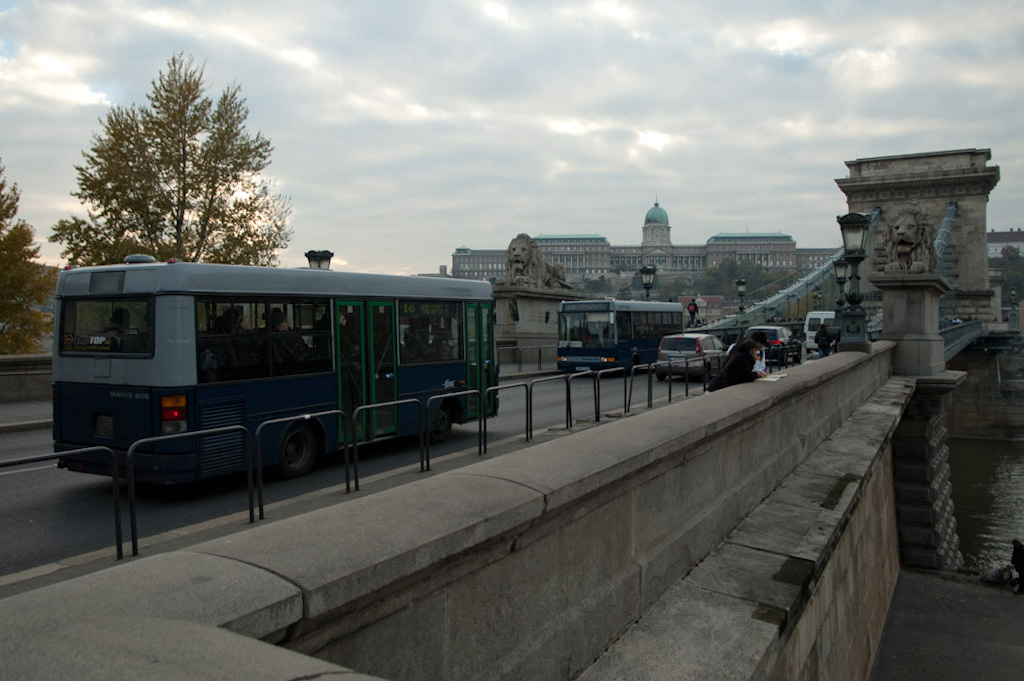 Két 16-os busz találkozója a Lánchídon<br >A képre kattintva galéria nyílik a szerző felvételeiből.