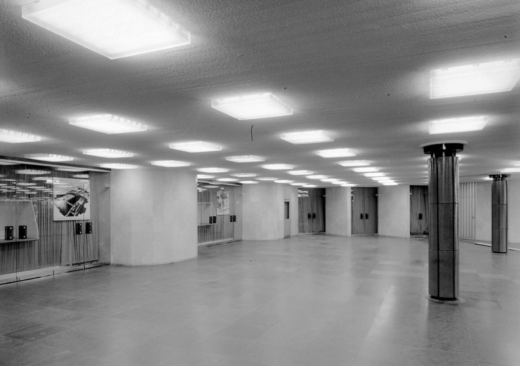 A frissen átadott Deák téri aluljáró a 3-as metró befüggönyözött bejáratával<br/>A képre kattintva galéria nyílik<br/>(A külön nem jelölt képek forrása a Fortepan-archívum)