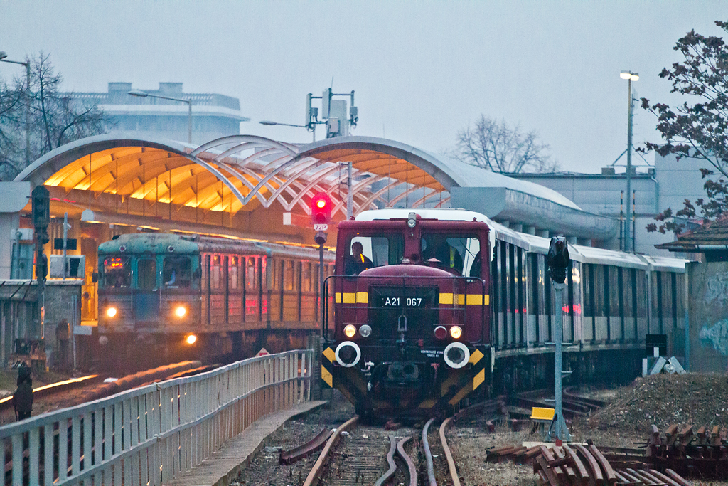 A Pillangó utcánál settenkedik Kőbánya-teher felé a négykocsis Alstom<br>(fotók: Vörös Attila)