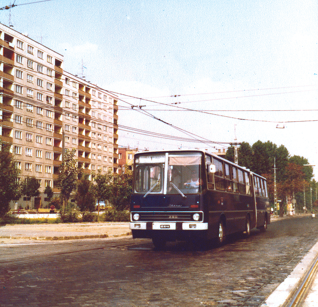 Egy Ikarus 280-as halad a Kelenföldi pályaudvar felé<br/>(fotó: VEKE-archívum)