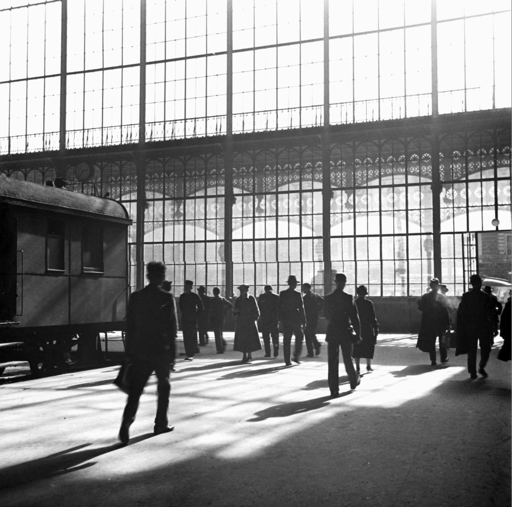 Nyugati pályaudvar a harmincas években (képazonosító: 29695)<br/>A képre kattintva galéria nyílik!<br/>(A képek forrása a Fortepan-archívum)