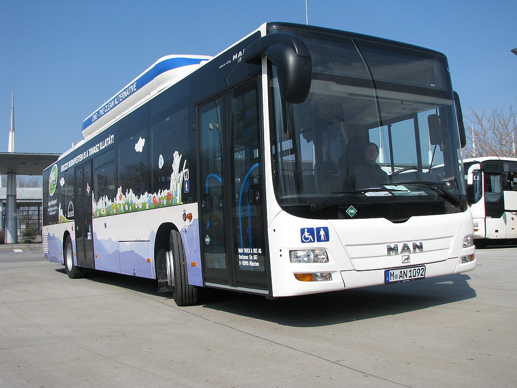 A CNG tesztbusz a Népliget autóbusz-pályaudvaron<br/>A képre kattintva galéria nyílik!<br/>(fotók: Volánbusz)