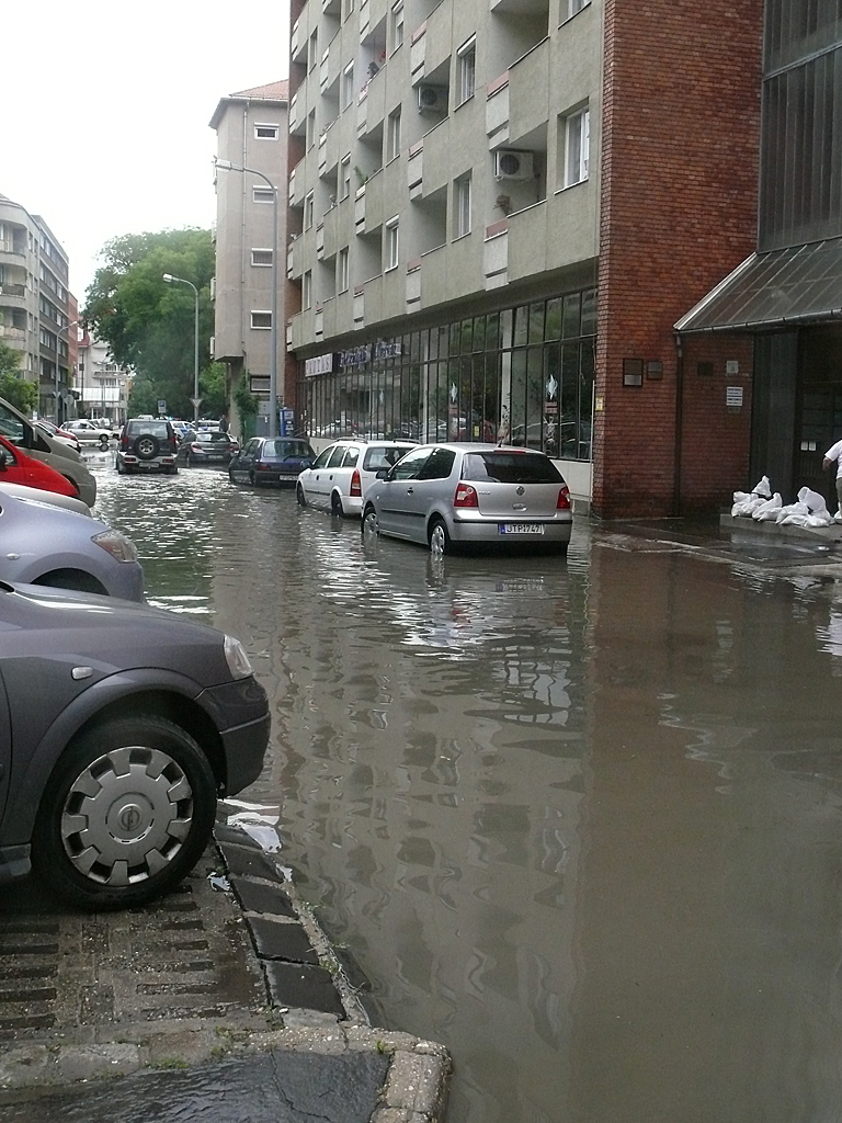 Hömpölygő áradat Budán<br>A képre kattintva fotógaléria nyílik<br>(Kemsei Zoltán felvételei)