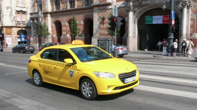 Az első új taípusú taxi a Fővám téren<br/>(fotók: Magyarósi Csaba/Egy nap a városban blog)