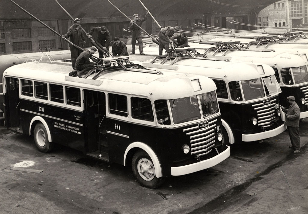 Rohamtempóban készülnek az 1954-es szállítás trolibuszai az Ikarusban