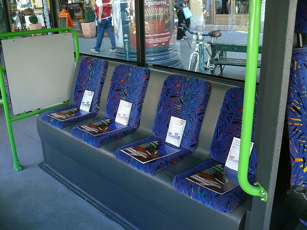 Az utastér első részében a Plasma midibuszokon megszokott párhuzamos üléselrendezés található<br/>(fotó: Kemsei Zoltán)