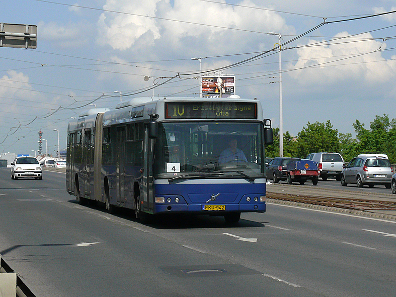 A Volvo buszokat a 2-es metró nagyfelújításának idején szerezte be a BKV. Azóta is szorgalmasan pótolnak mindenhol – 2016-ban a 3-as metró helyett mi jár?<br>(fotó: Kemsei Zoltán)