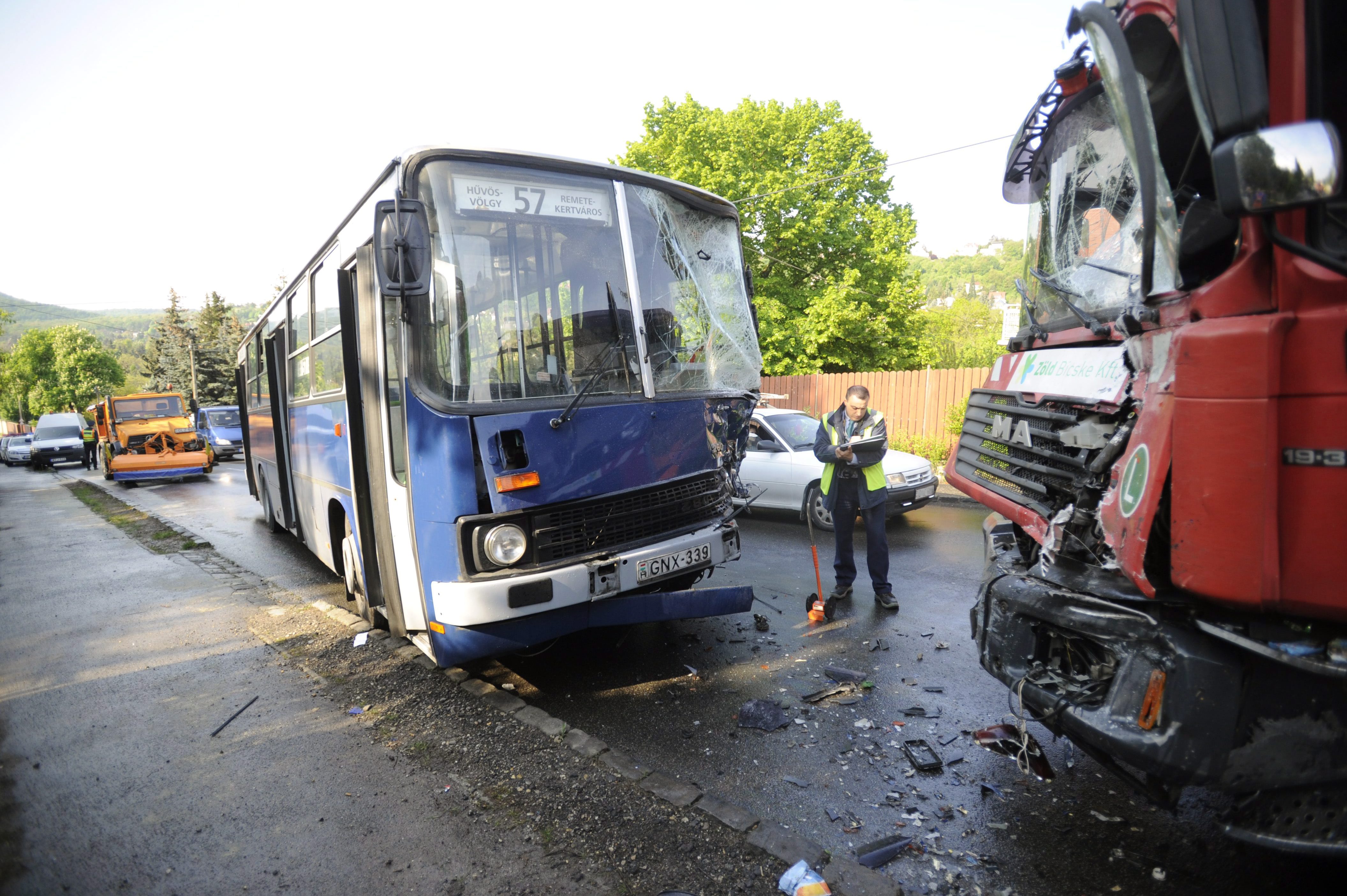 Szemétszállítóval ütközött az 57-es busz a II. kerületben, a balesetben heten sérültek meg (fotó: MTI/Mihádák Zoltán)